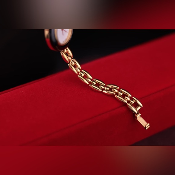 Vintage 1990s Gucci Interchangable Bezel 11/12.2 Women Watch
Rice Link Bracelet - Picture 9 of 16